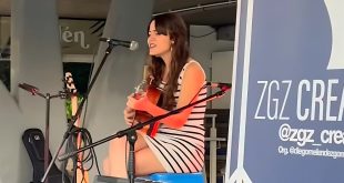 Lucía Estévez Gracia durante la final del Zgz Crea Duelo de Cantautores 2025
