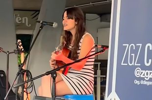 Lucía Estévez Gracia durante la final del Zgz Crea Duelo de Cantautores 2025