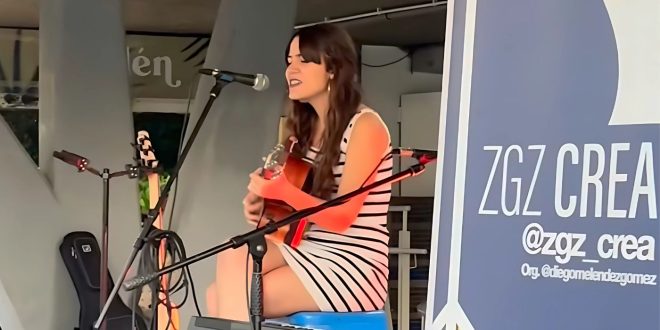 Lucía Estévez Gracia durante la final del Zgz Crea Duelo de Cantautores 2025