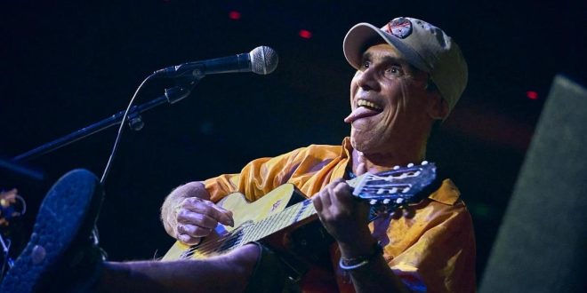 Pirineos Sur 2025 ha anunciado a Manu Chao. Foto: Manu Chao en Sala Oasis, Zaragoza 1/7/23. Por Luis Lorente para Aragón Musical.