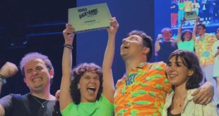 Los aragoneses Porfa en el momento de recoger su premio como ganadores del Vivo Back to Bands 2025.