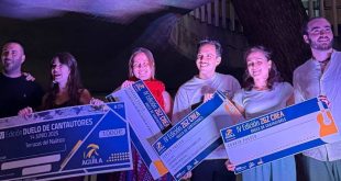 Imagen de las propuestas ganadores de Zgz Crea Duelo de Cantautores 2025 junto a su organizador, a la derecha, Diego Meléndez.