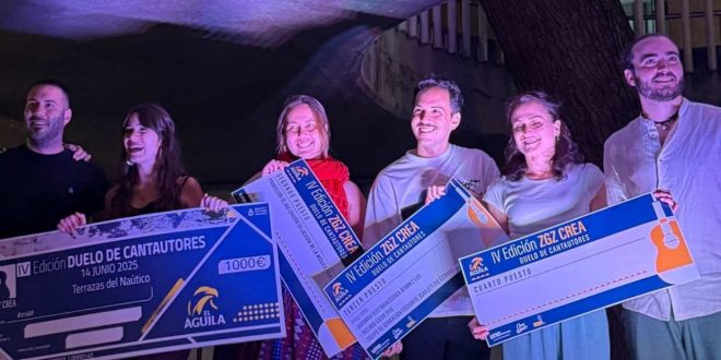 Imagen de las propuestas ganadores de Zgz Crea Duelo de Cantautores 2025 junto a su organizador, a la derecha, Diego Meléndez.
