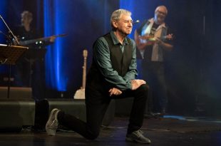 Joaquín Carbonell en su concierto celebración de 50 años en la música. Por Ángel Burbano para Aragón Musical. 2/12/2019.