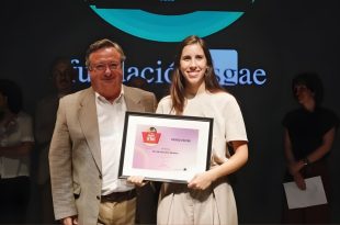 Ester Vallejo tras recoger el diploma de ganadora del I Premio SGAE Mari Trini para Jóvenes Cantautoras 2025. Foto de Pilar Morales.