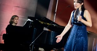 Eugenia Boix. Premio Especial a la Trayectoria. 27 Premios de la Música Aragonesa - Gala - Monzón 18-4-26. Foto de Ángel Burbano para Aragón Musical