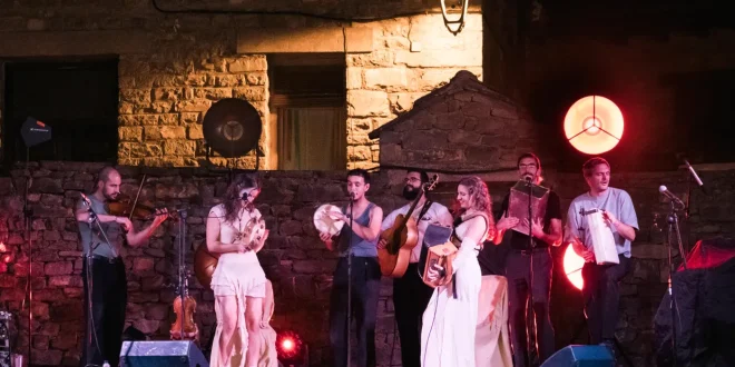 Caamaño & Ameixeiras y El Nido en la noche más folk del Festival Castillo de Aínsa